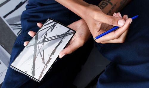 Samsung Galaxy note 10 en mano