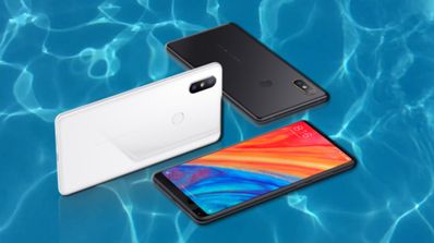 Xiaomi Mi Mix 2s en blanco y negro sobre fondo de agua