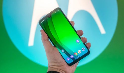 Móvil Motorola sujetado por una mano