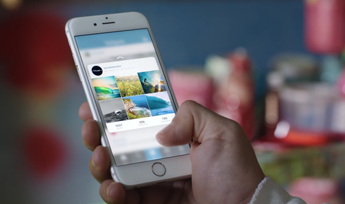 Dedo pulsando pantalla del iPhone 6s