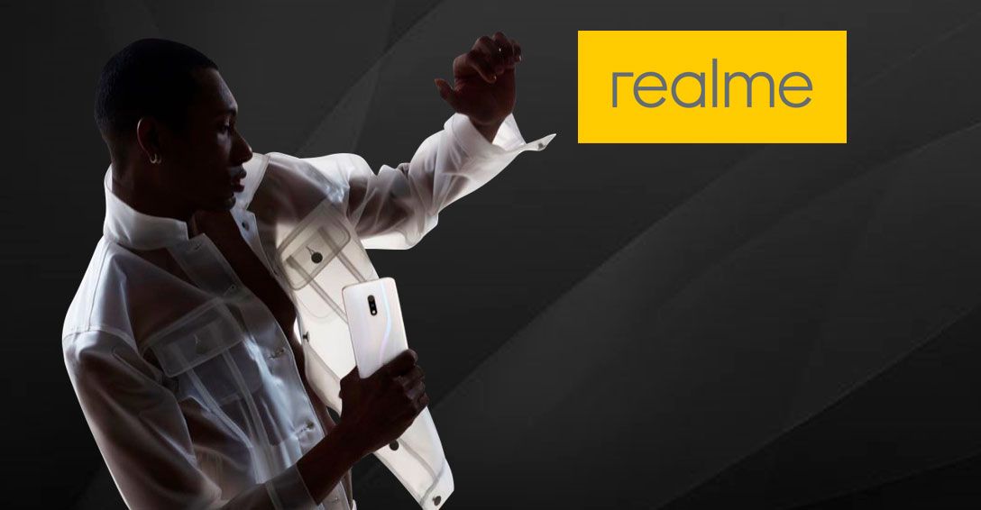 persona de color con logo de realme