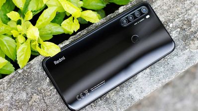 Redmi Note 8 boca abajo sobre una rama