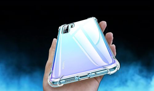 Mano sujetando un huawei p30 pro con funda