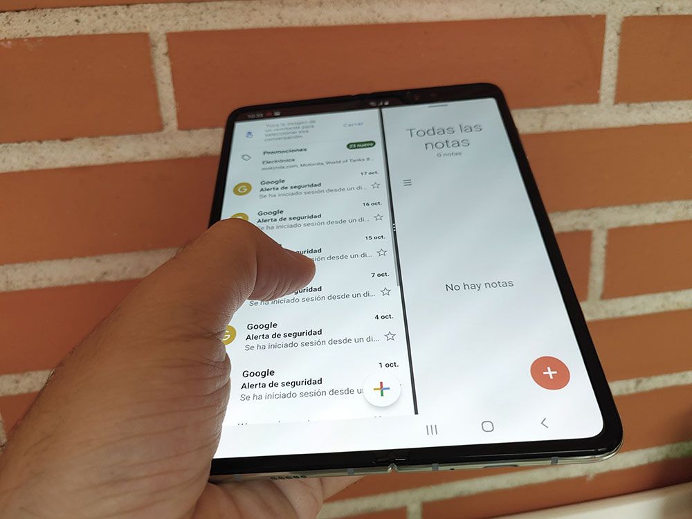 galaxy fold abierto correo multiventana pared ladrillo