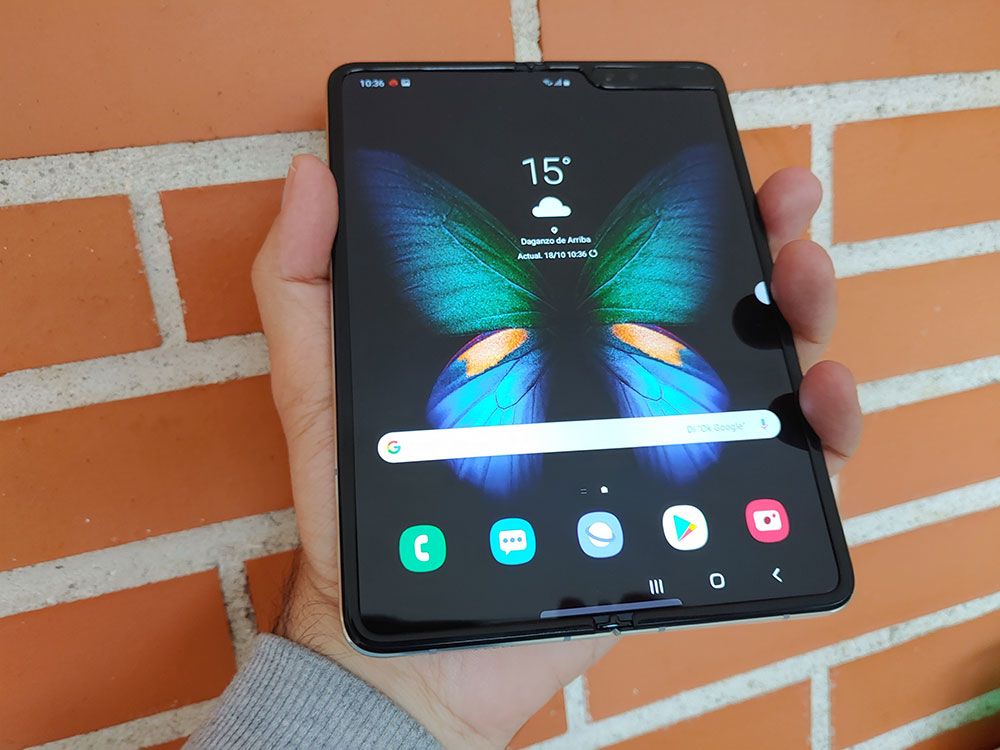 galaxy fold abierto pared ladrillo