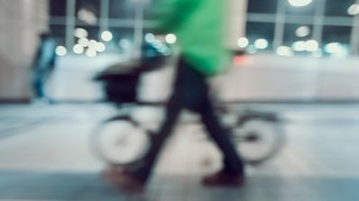 foto borrosa de una persona y su bicicleta