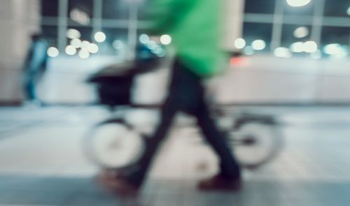 foto borrosa de una persona y su bicicleta