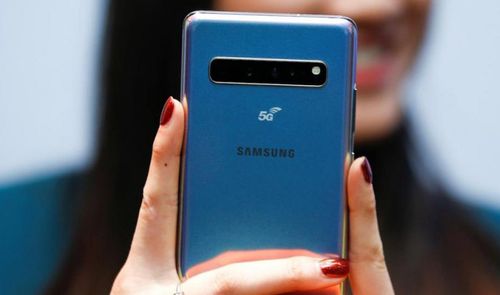 Manos sujetan el Galaxy S10 5G mostrando su parte trasera