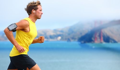 hombre corriendo con el móvil