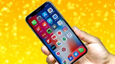 iPhone X sobre fondo amarillo