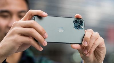 Sacando foto con la triple cámara del iPhone 11 Pro