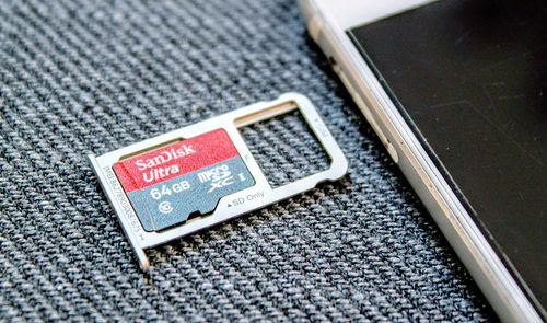 tarjeta micro sd en su ranura del móvil