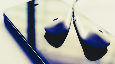 movil con auriculares
