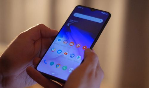 Manos usando un OnePlus 6T