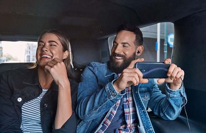 Dos jovenes sacando fotos con OnePlus 6T