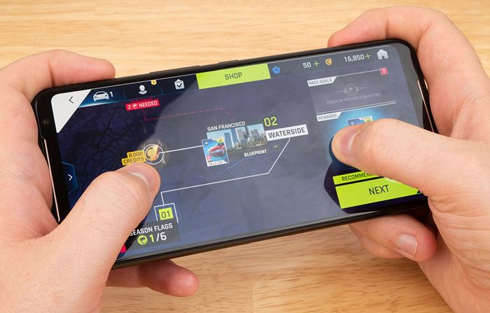jugando en un Asus ROG Phone 2