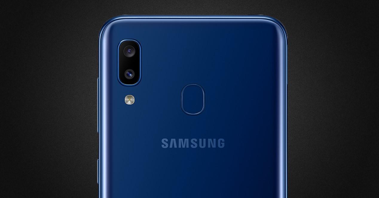 Samsung Galaxy A20 azul sobre fondo negro