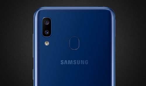 Samsung Galaxy A20 azul sobre fondo negro