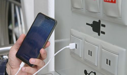 cargar movil en publico