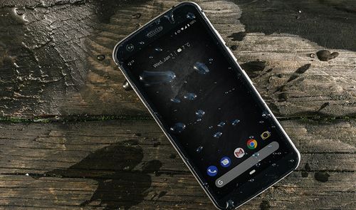 Smartphone Cat S52 mojado en mesa
