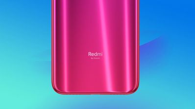 logo redmi en movil rosa