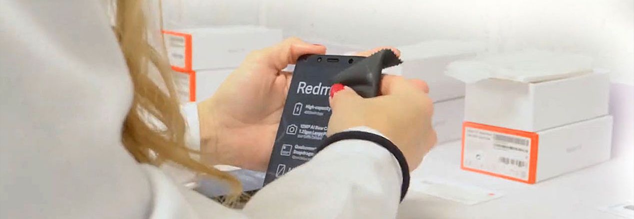 Persona manejando batería de móvil