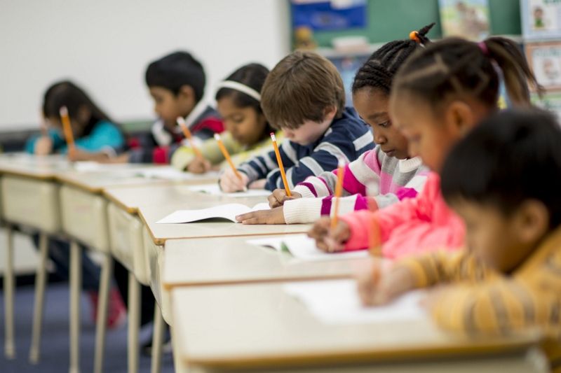 niños estudiando