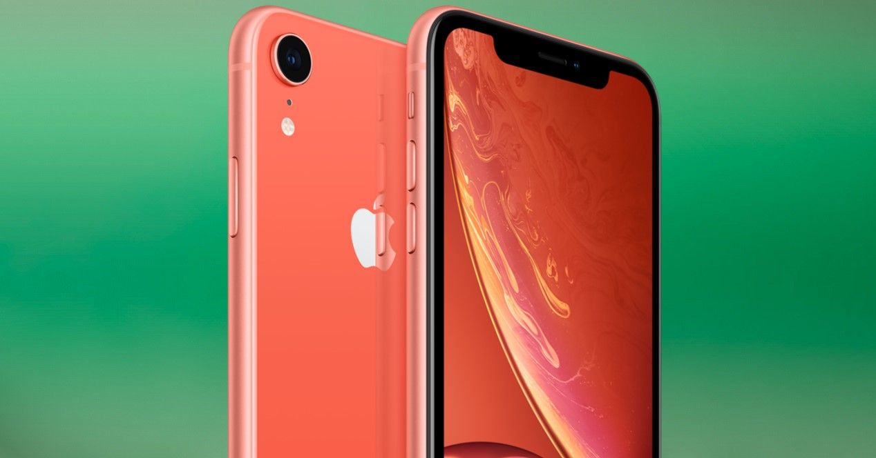 iphone xr naranja y fondo verde