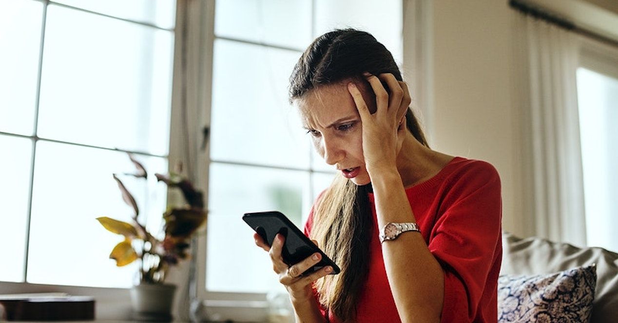 mujer telefono enfadada