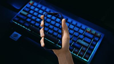 teclado pc movil en mano