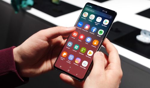 Galaxy S10 en mano