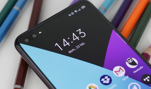 Smartphone Realme X50 Pro con fondo lápices