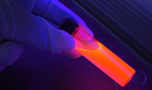 luz ultravioleta y tubo