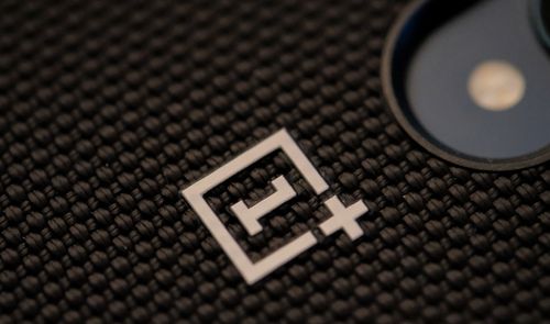 oneplus logo en el movil