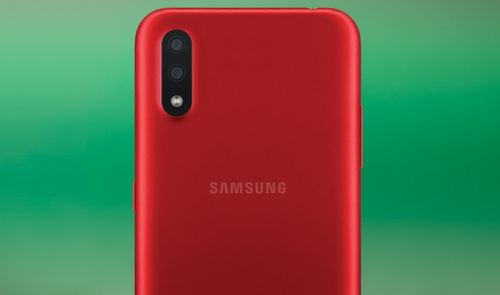 samsung galaxy a01 con fondo verde