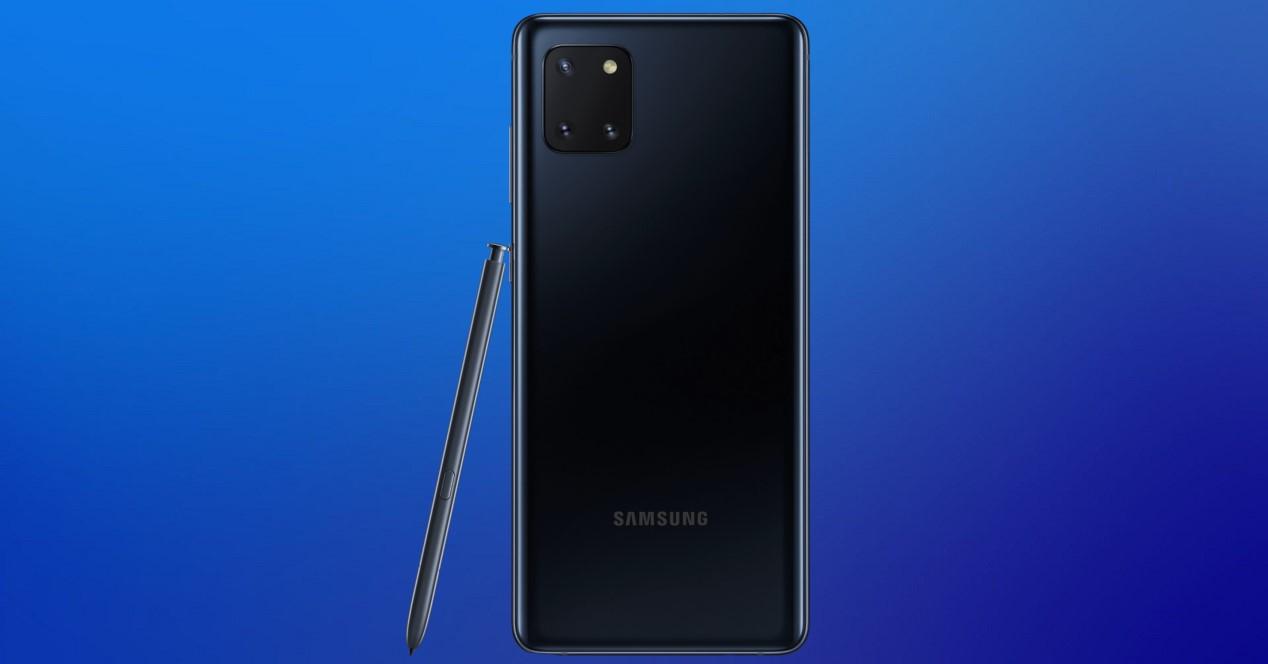 Galaxy Note 10 Lite y fondo azul