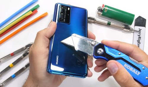 Huawei P40 Pro con punzon