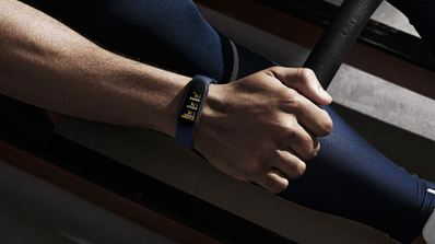 Mi Band 5 puesta en la muñeca de un hombre que hace ejercicio