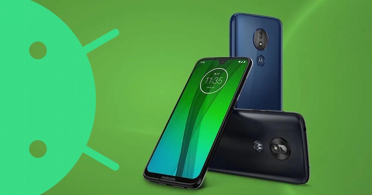Moto G7 Play y logo de Android 10