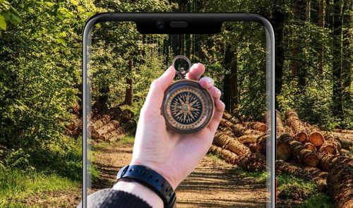 brujula en el bosque y movil de huawei