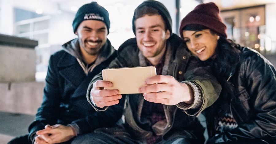 tres haciéndose un selfie