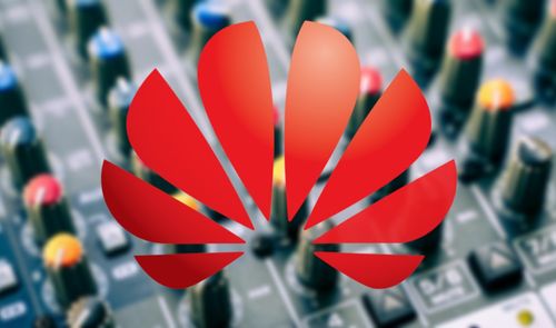 mesa de mezclas y logo huawei