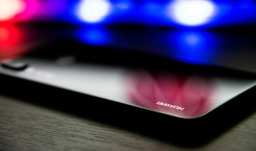 móvil huawei posado en una mesa