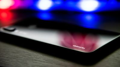 móvil huawei posado en una mesa
