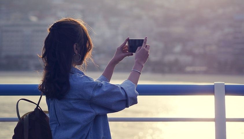 mujer haciendo fotos