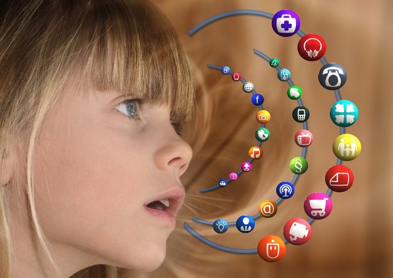 niña con apps en la mente