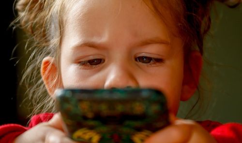 niña con un móvil