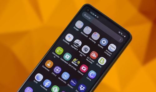 Teléfono Samsung Galaxy A21s con fondo naranja
