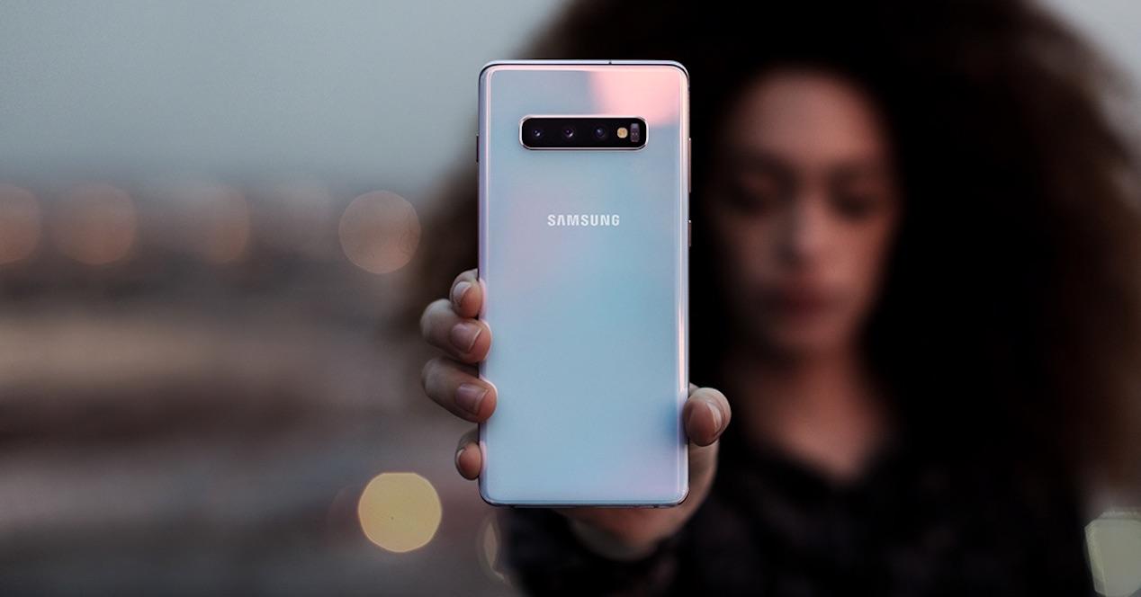 Galaxy S10 in hand