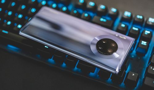 Huawei Mate 30 en teclado